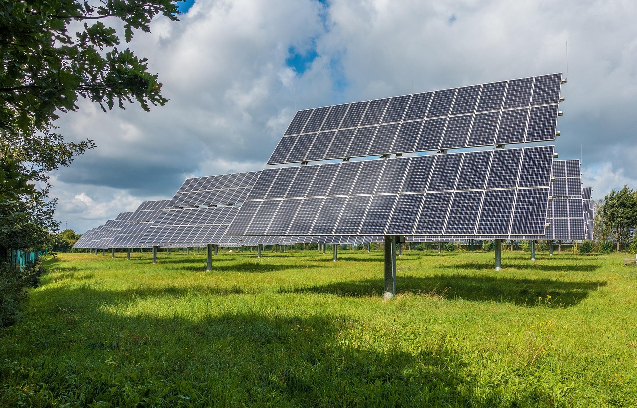Innovatieve zonne-energiegadgets voor energie-efficiëntie thuis.