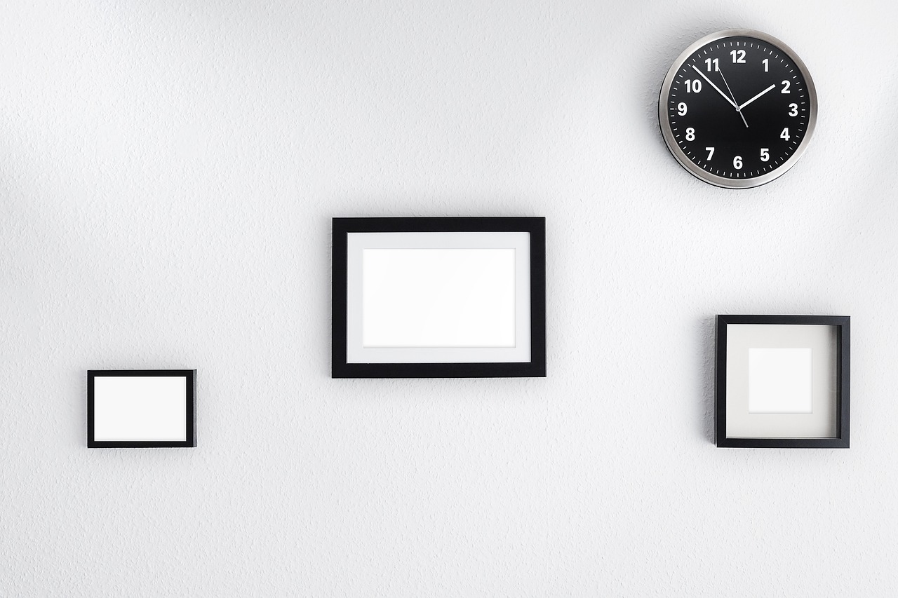 Industrieel interieur met minimalistische wandklok.