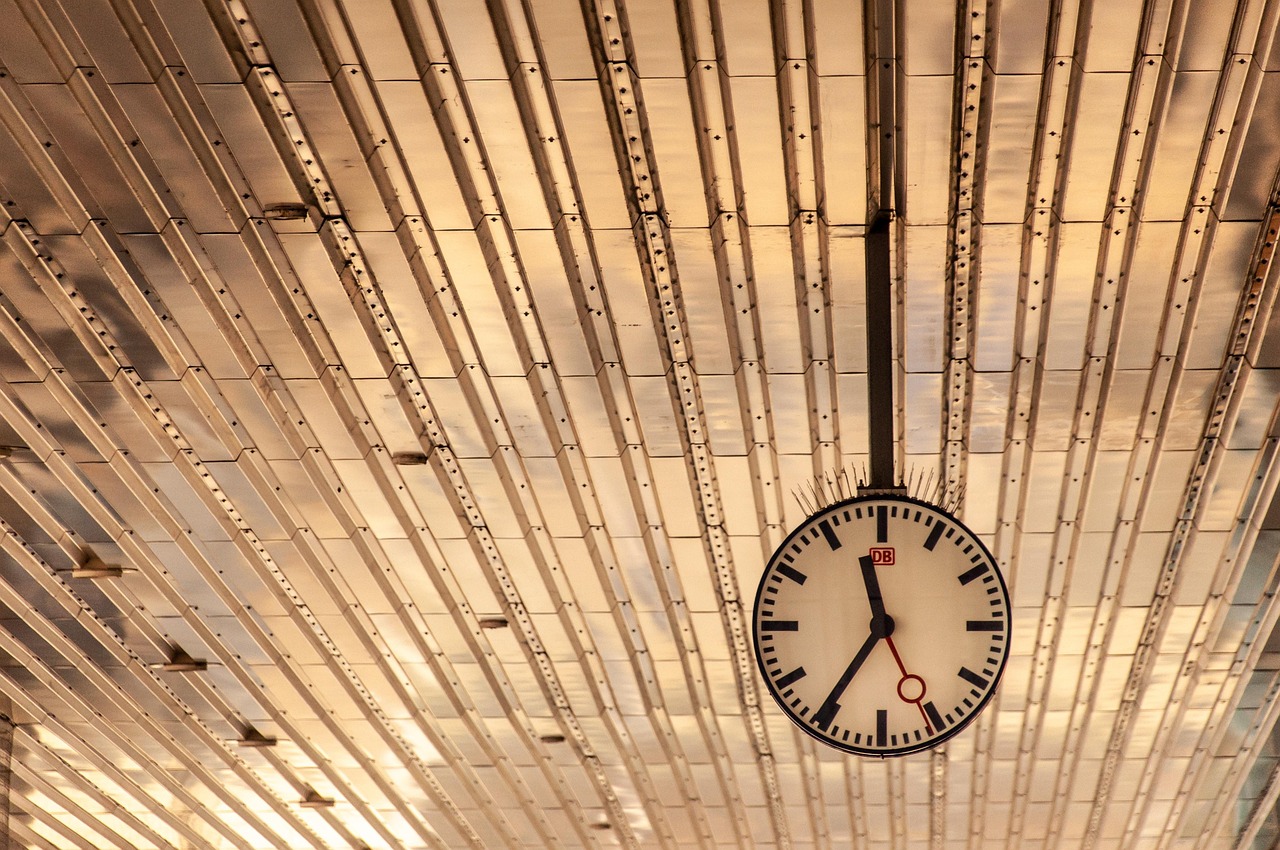 Kleurrijke hal vernieuwd met vintage wandklok.